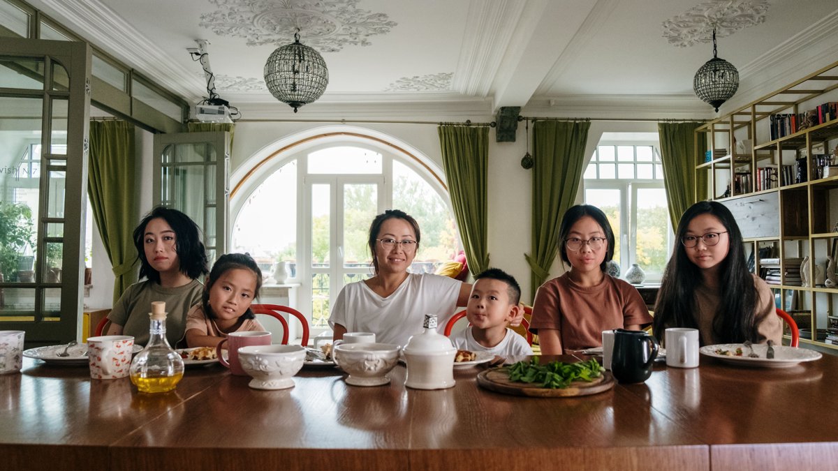 家庭晚餐餐桌场景：一天三餐调整中的晚餐时点与份量